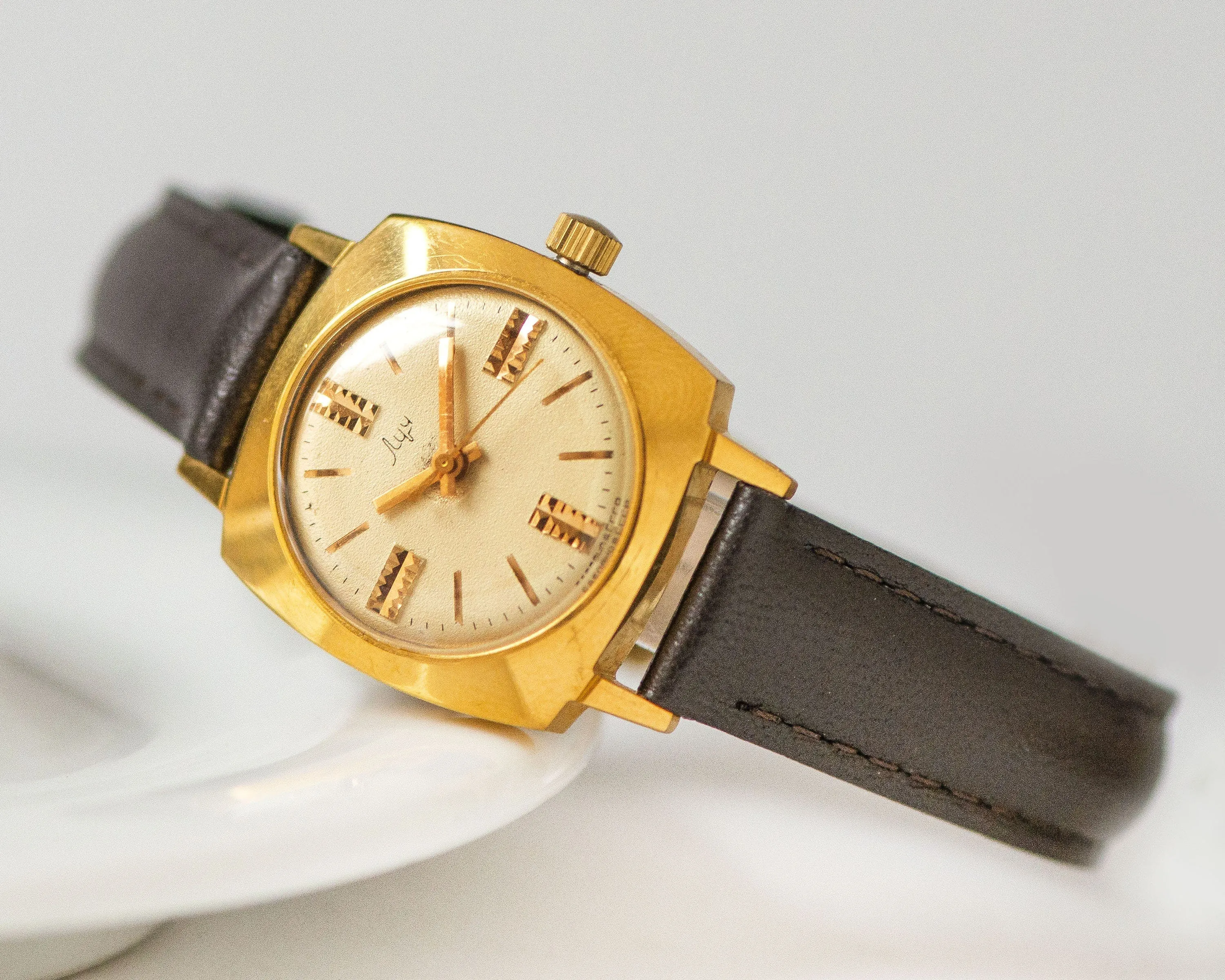 Chunky automatic women's wristwatch gold plated Ray, classic lady watch square 70s, fashionista watch tomboy style, new premium leather band