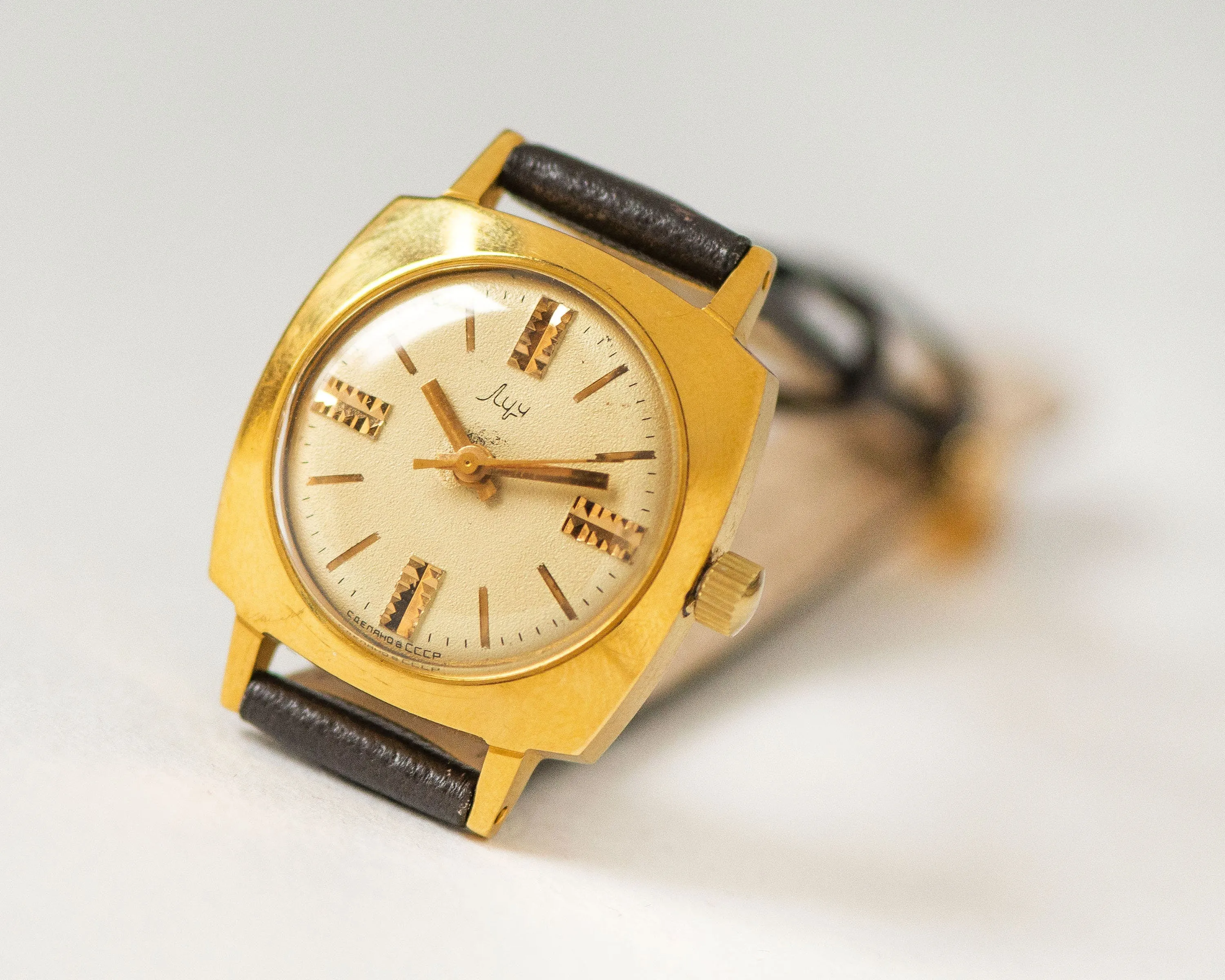 Chunky automatic women's wristwatch gold plated Ray, classic lady watch square 70s, fashionista watch tomboy style, new premium leather band