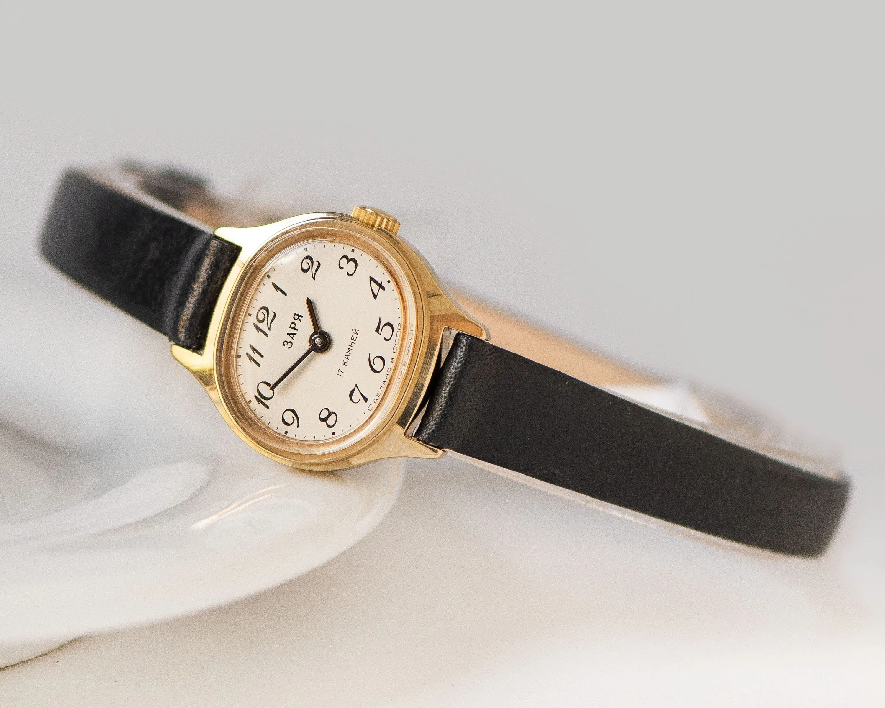 New old stock women wrist watch Dawn, gold shade women watch oval minimalist dial, vintage girl watch 90s fashion, new genuine leather strap