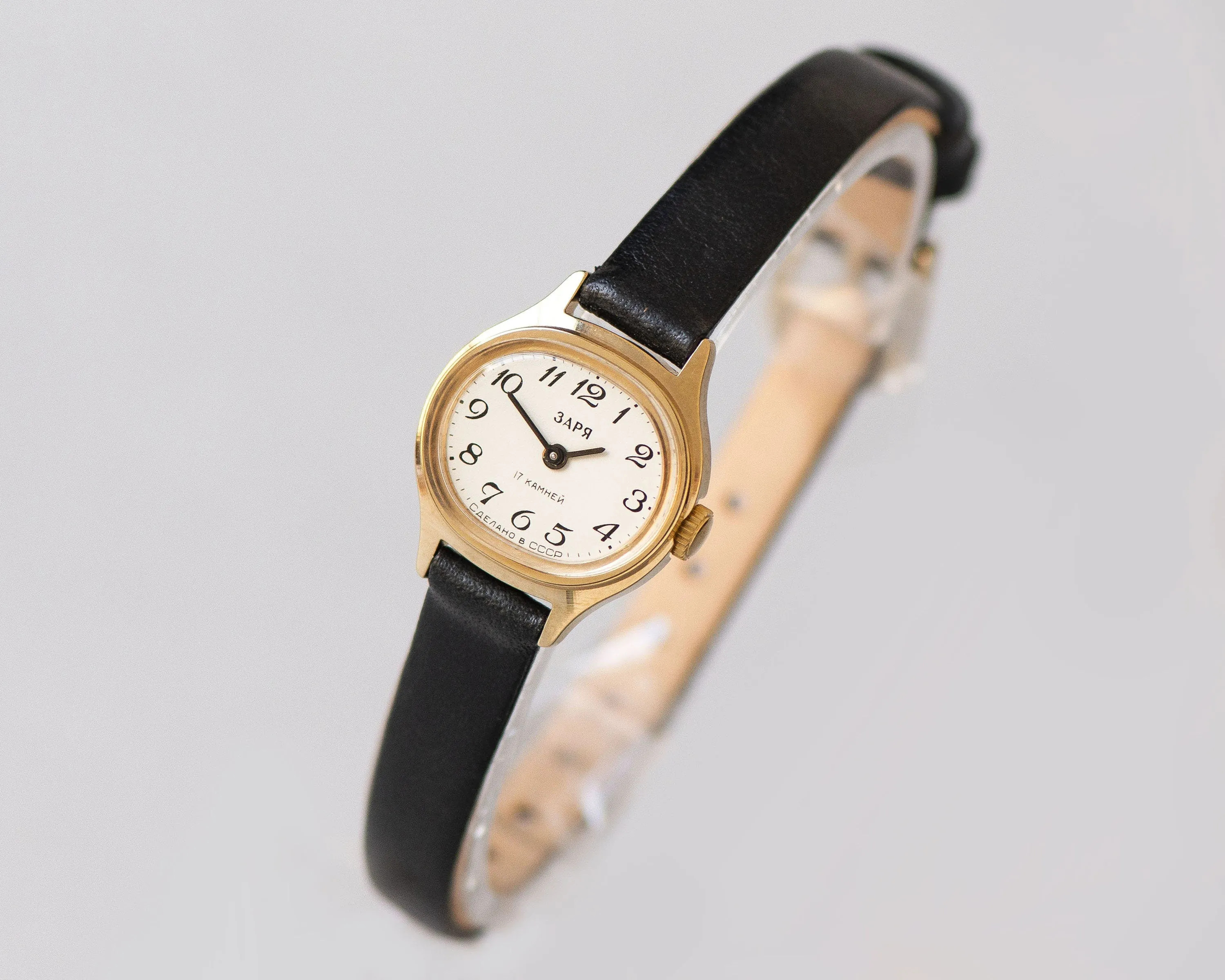 New old stock women wrist watch Dawn, gold shade women watch oval minimalist dial, vintage girl watch 90s fashion, new genuine leather strap