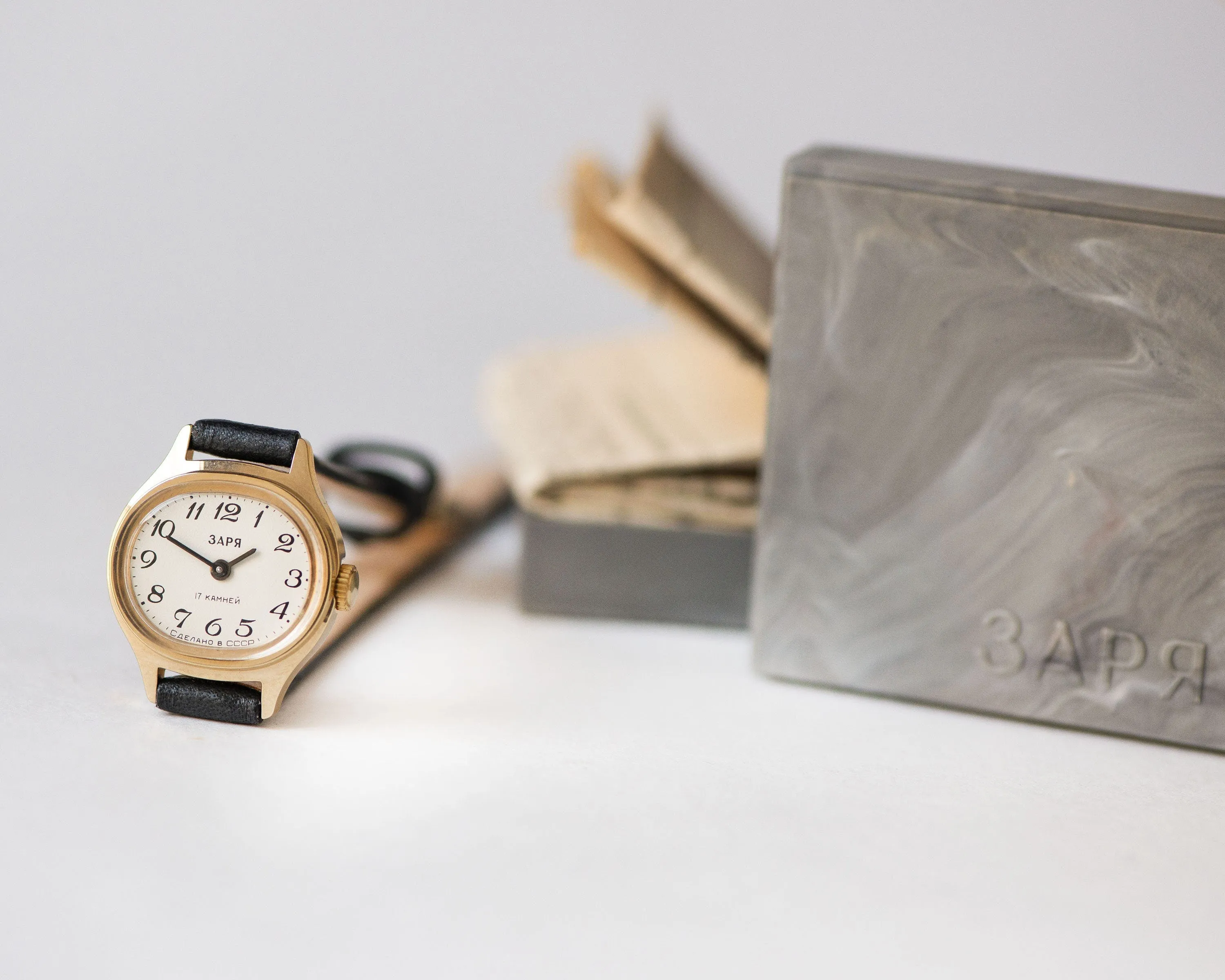 New old stock women wrist watch Dawn, gold shade women watch oval minimalist dial, vintage girl watch 90s fashion, new genuine leather strap