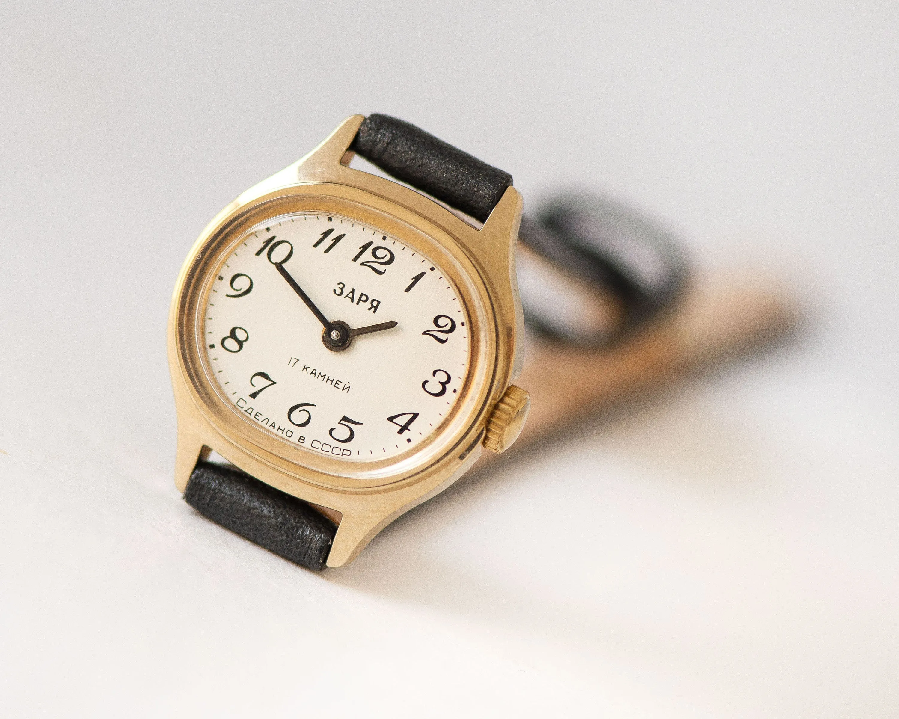 New old stock women wrist watch Dawn, gold shade women watch oval minimalist dial, vintage girl watch 90s fashion, new genuine leather strap