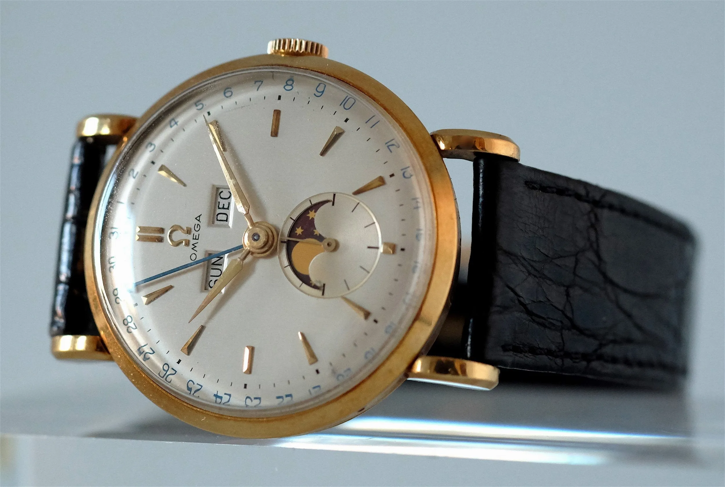 Omega "Cosmic" Triple Date Moonphase Gold Ref. 2473