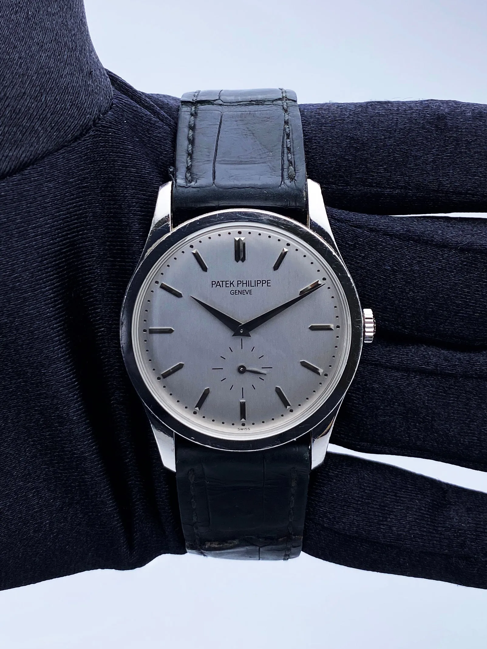 Patek Philippe Calatrava 5196G 18K White Gold Mens Watch