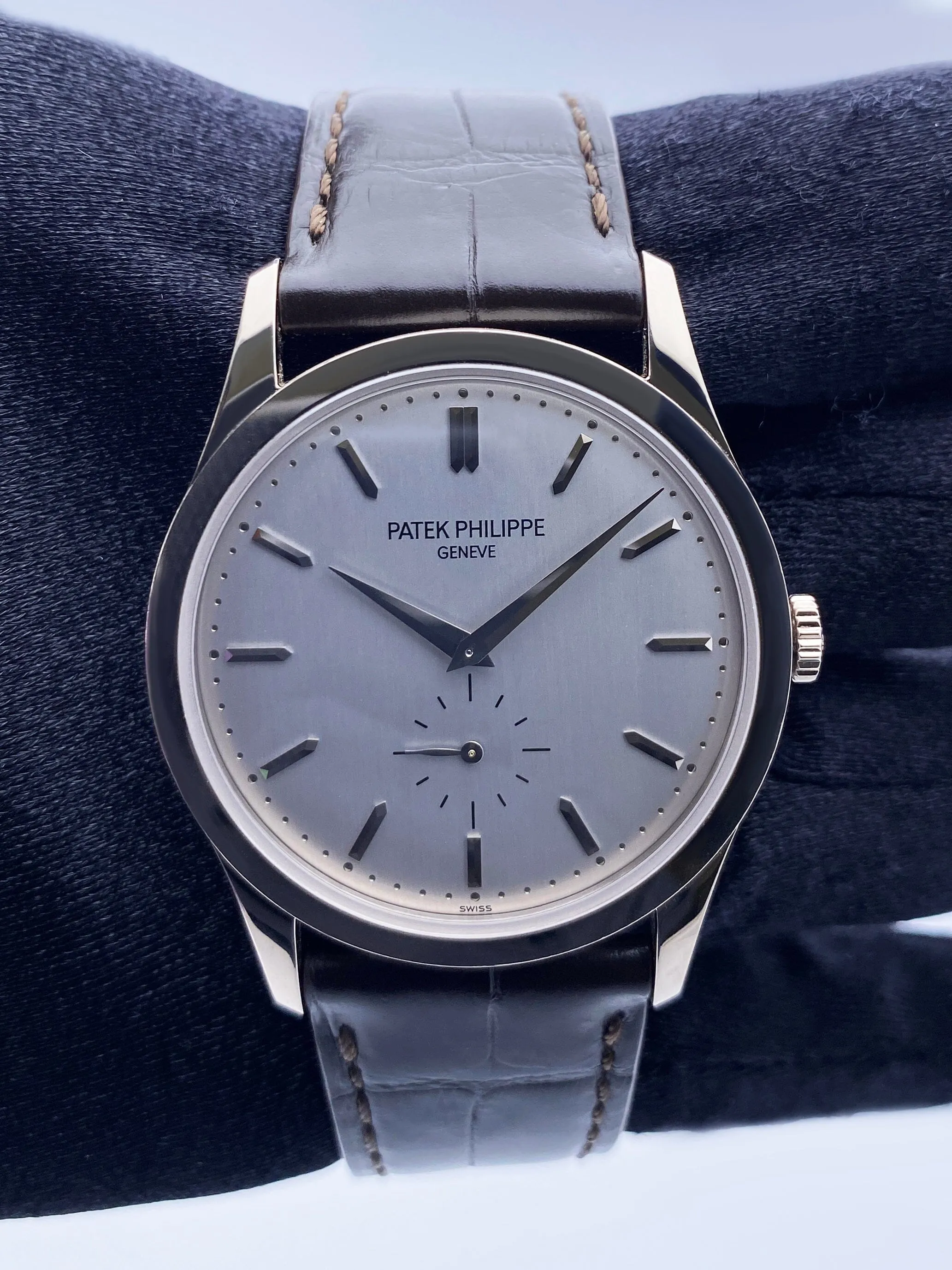 Patek Philippe Calatrava 5196G 18K White Gold Mens Watch