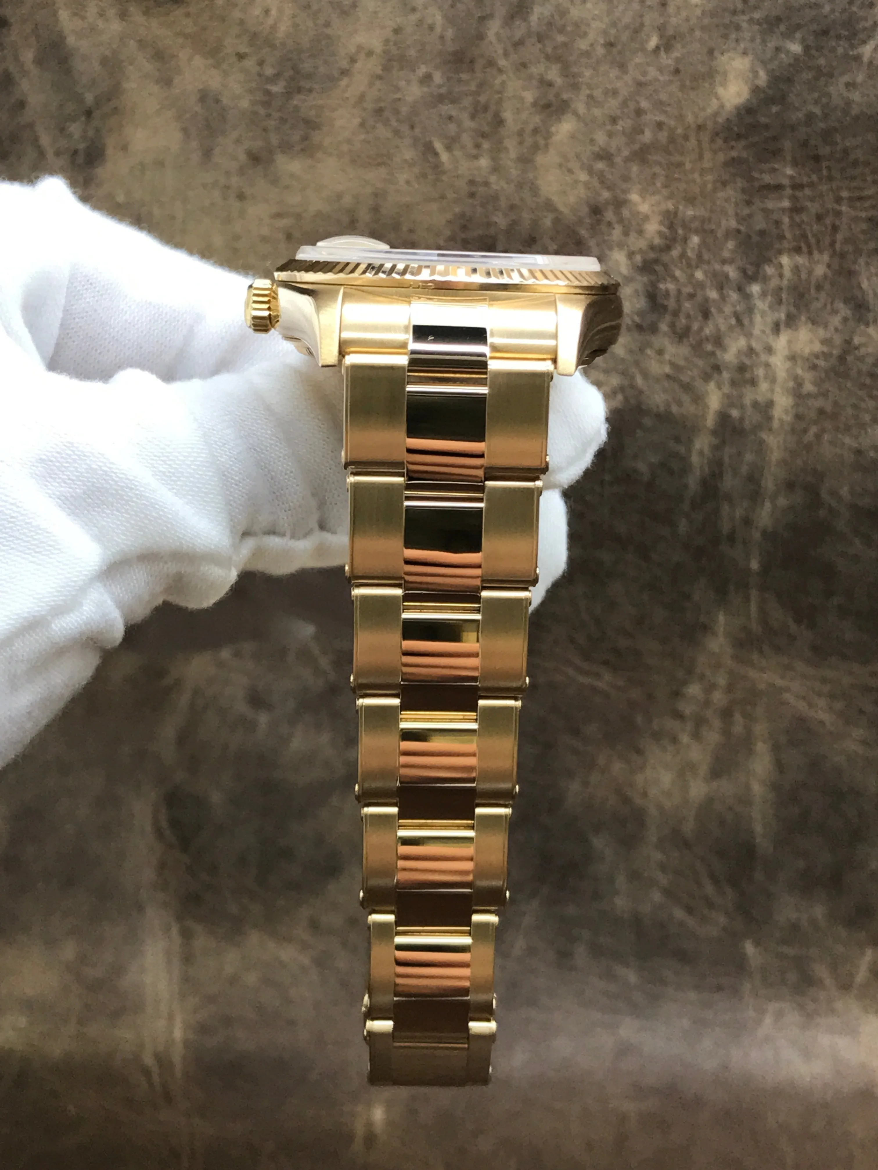 Rolex Oyster Perpetual Date 34mm 15238 Champagne Dial Automatic Watch